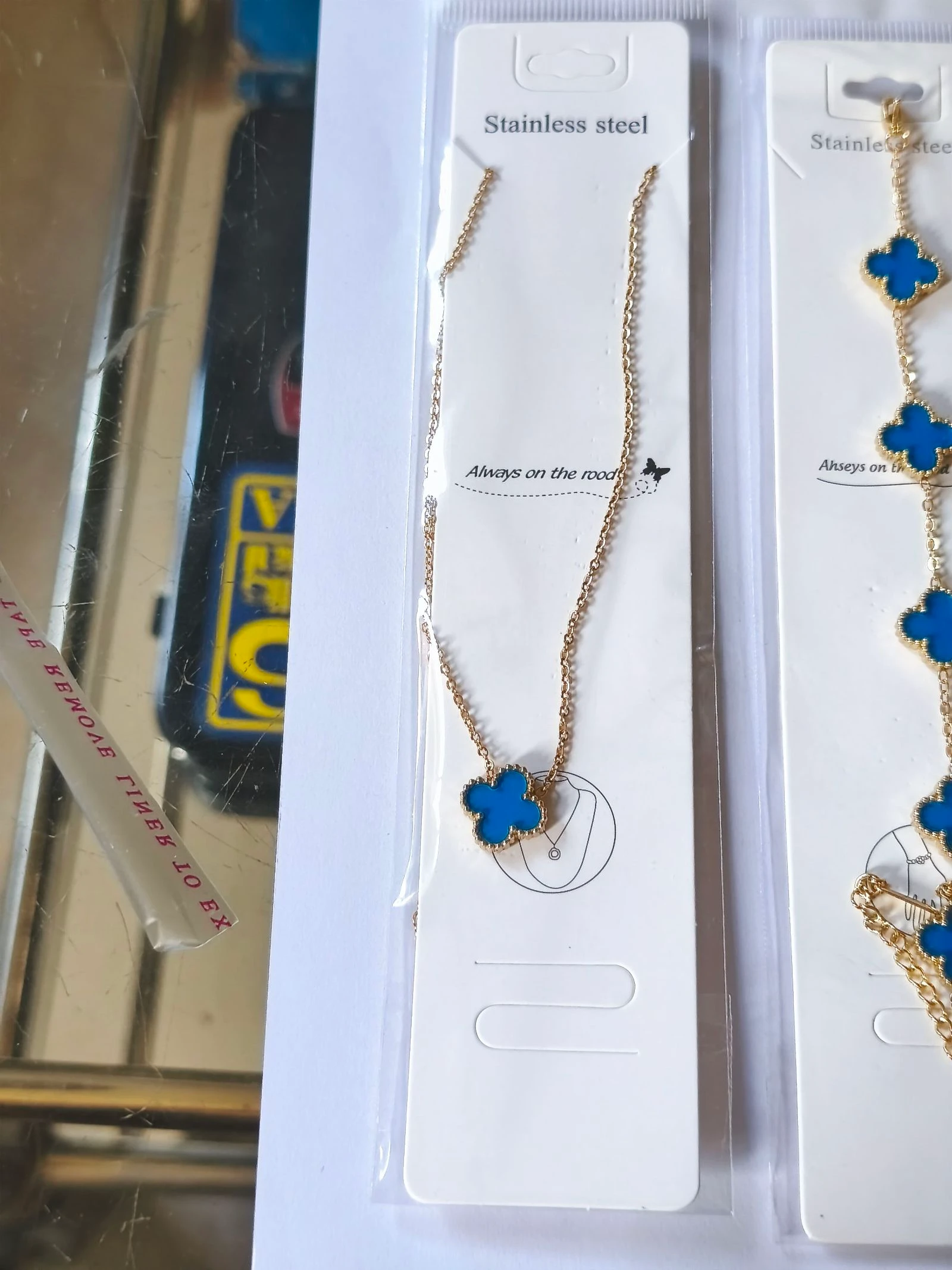 Conjunto de gargantila pulseira e brincos de trevo azul claro com corrente dourada – photo 7